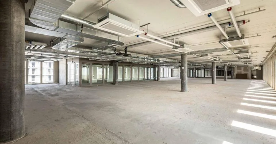 À louer – Bureaux bruts à aménager au Quartier de l'Étang