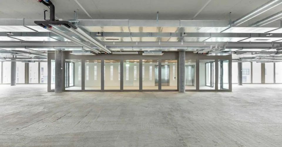 À louer – Bureaux bruts à aménager au Quartier de l'Étang