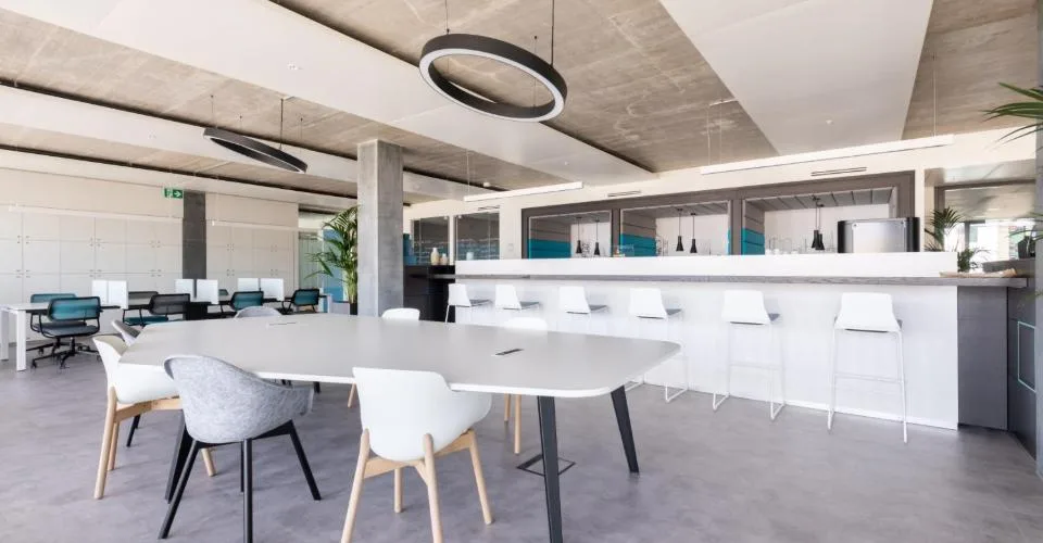 Bureau privé pour 3 à Regus Pont Rouge