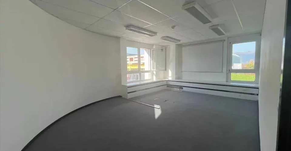 Bureaux aménagés à proximité de l'aéroport