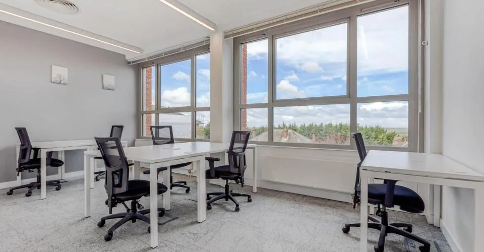 Bureau privé pour 10 à Regus Airport