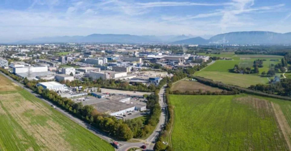 BÂTIMENT MULTIFONCTIONNEL DE 3 NIVEAUX À MEYRIN