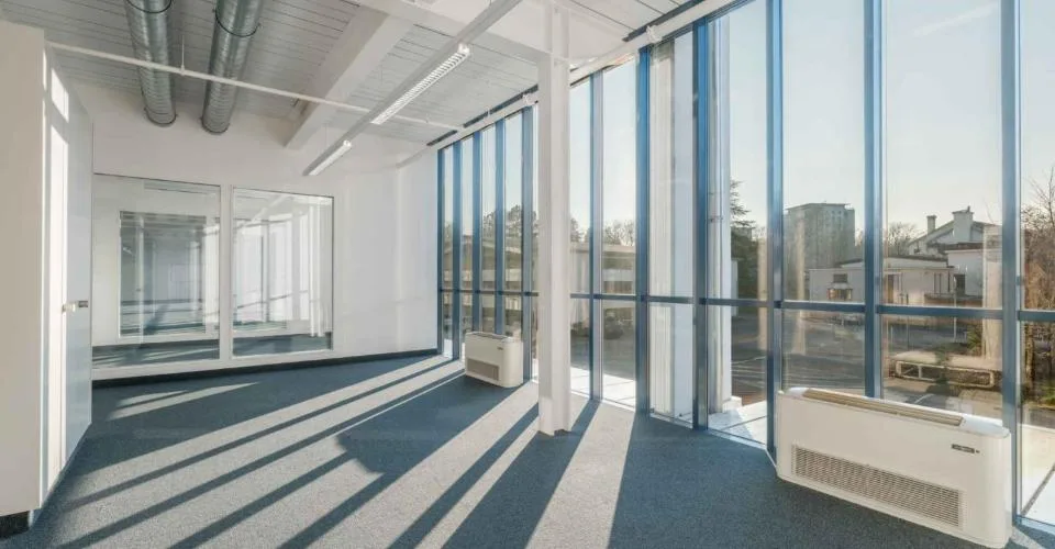 VERSOIX - 6'177m2 - CHF 250.--m2-an - Surfaces Administratives & Technologiques