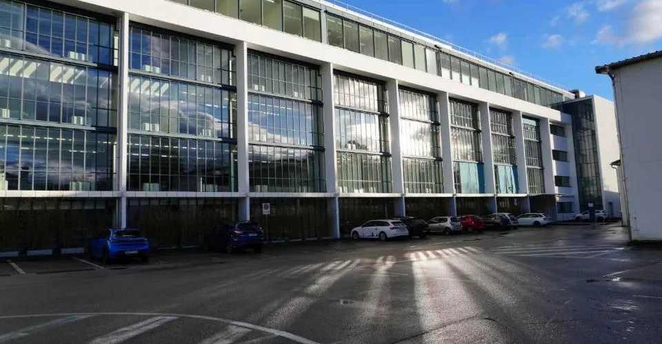 VERSOIX - 6'177m2 - CHF 250.--m2-an - Surfaces Administratives & Technologiques