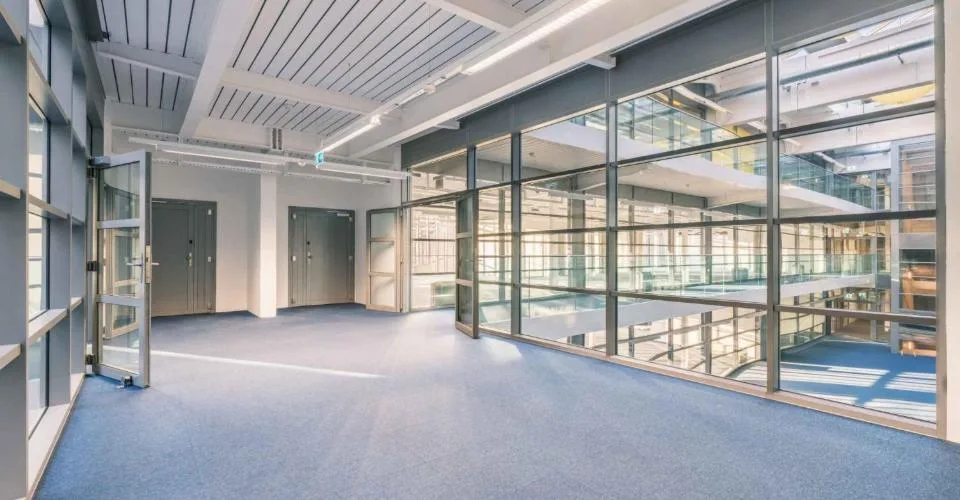 VERSOIX - 6'177m2 - CHF 250.--m2-an - Surfaces Administratives & Technologiques