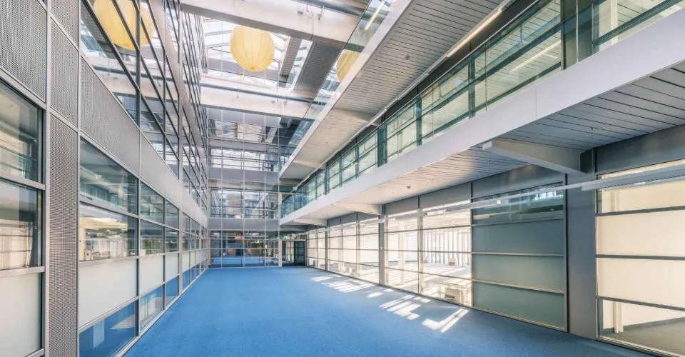 VERSOIX - 6'177m2 - CHF 250.--m2-an - Surfaces Administratives & Technologiques