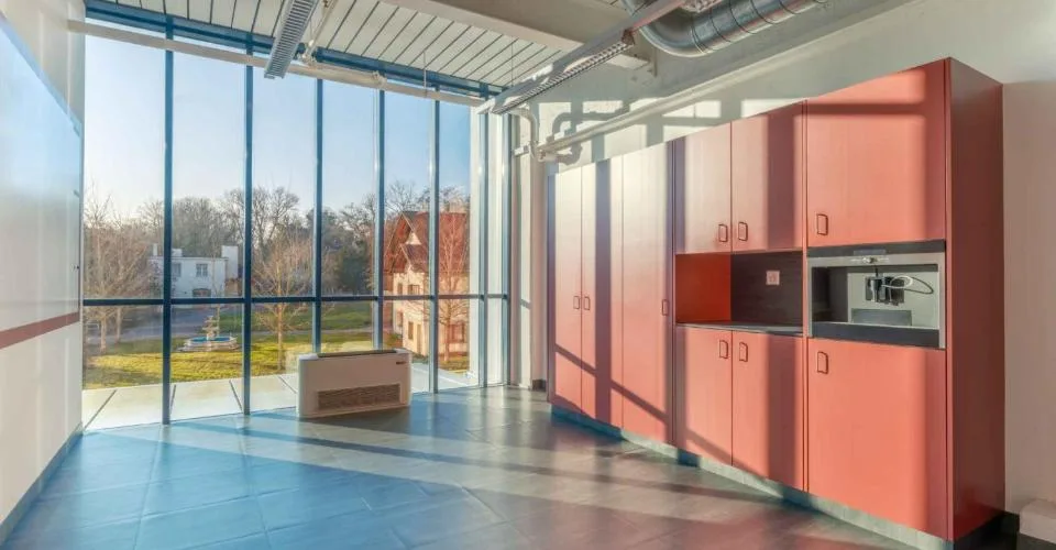 VERSOIX - 6'177m2 - CHF 250.--m2-an - Surfaces Administratives & Technologiques