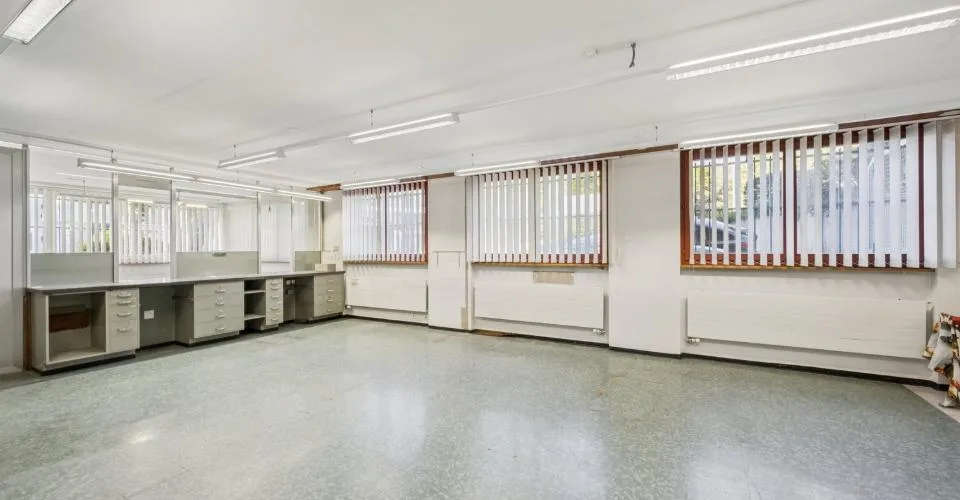 Spacieux bureaux à louer à Develier