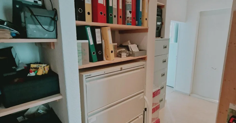 Avec vitrine et belle visibilité - parkings inclus