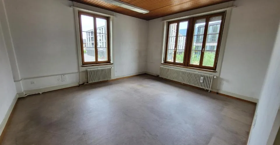 Surface de bureau idéalement située en gare de Delémont