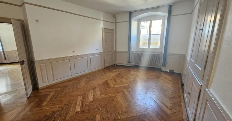 À louer à Delémont dans le centre historique 1 bureau de 4 pièces