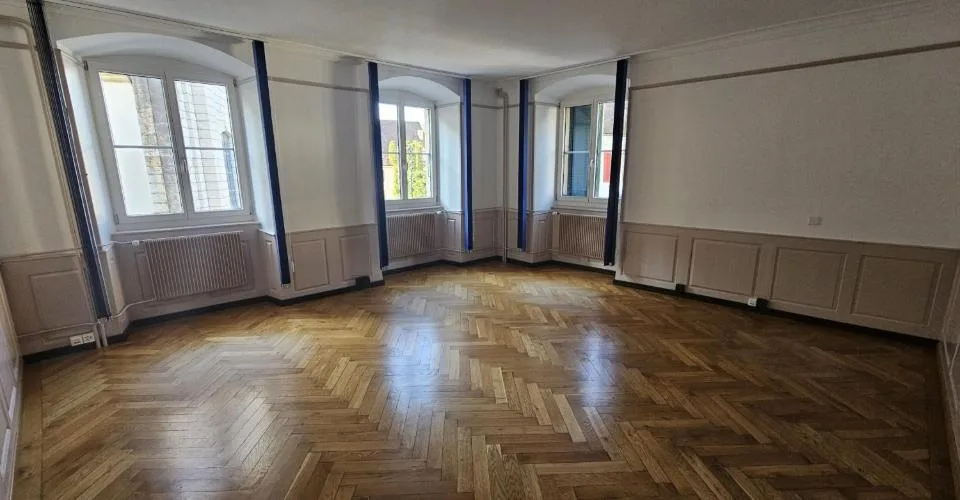 À louer à Delémont dans le centre historique 1 bureau de 4 pièces