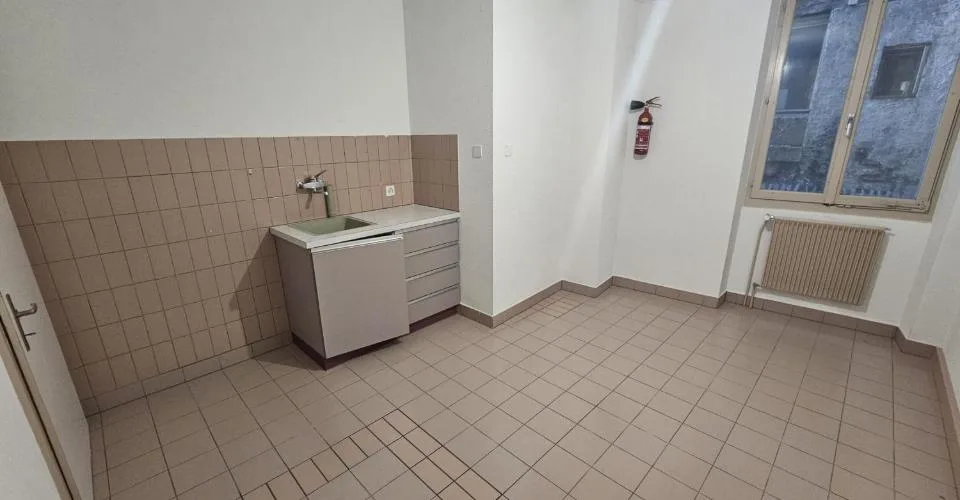 À louer à Delémont dans le centre historique 1 bureau de 4 pièces
