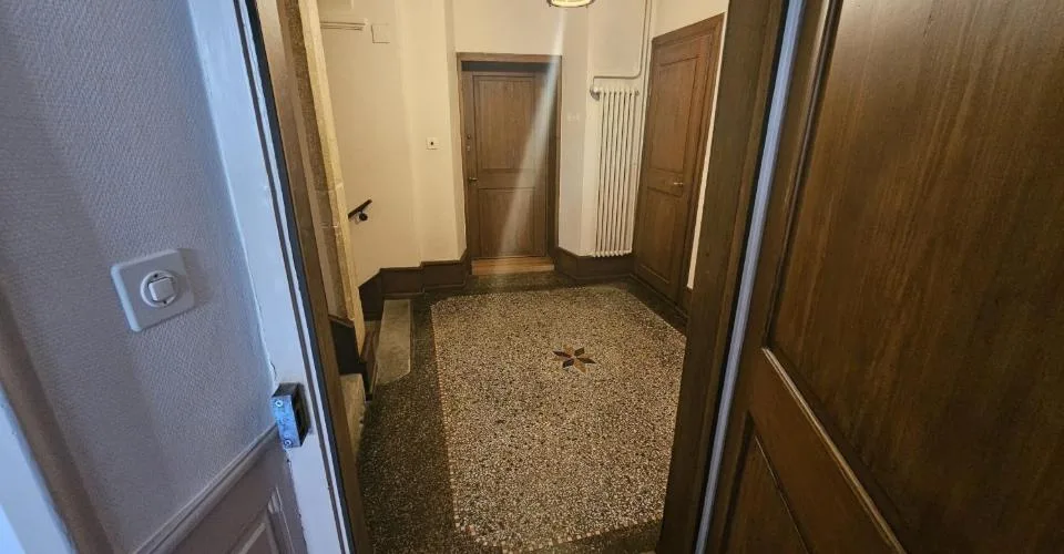 À louer à Delémont dans le centre historique 1 bureau de 4 pièces