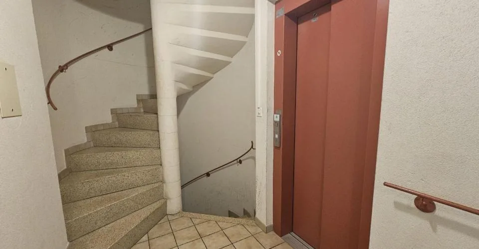 À louer à Delémont dans le centre historique 1 bureau de 4 pièces