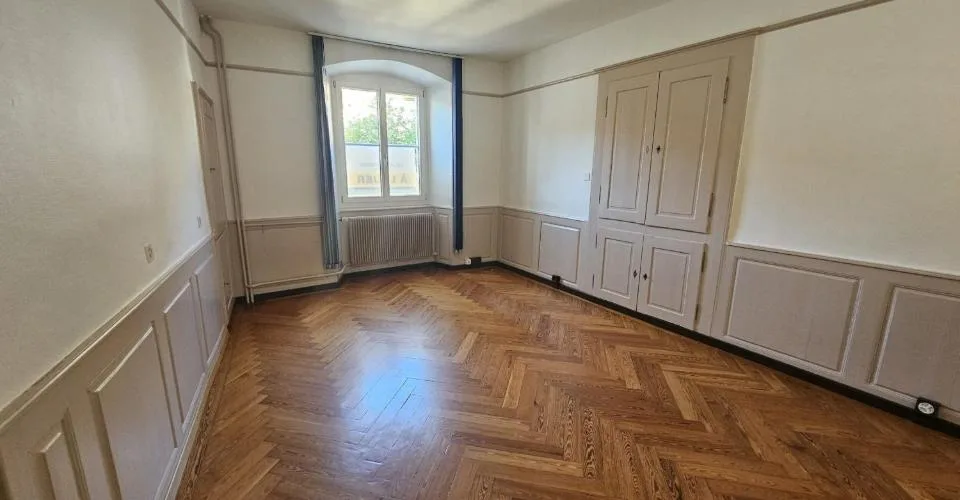 À louer à Delémont dans le centre historique 1 bureau de 4 pièces