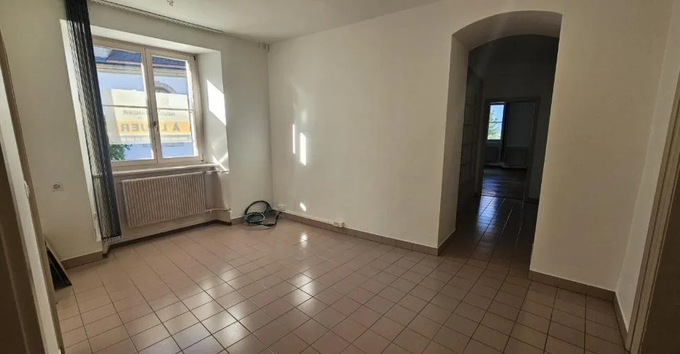 À louer à Delémont dans le centre historique 1 bureau de 4 pièces