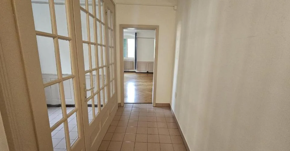 À louer à Delémont dans le centre historique 1 bureau de 4 pièces