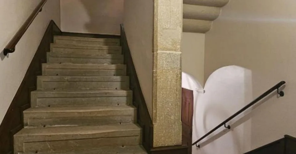 À louer à Delémont dans le centre historique 1 bureau de 4 pièces