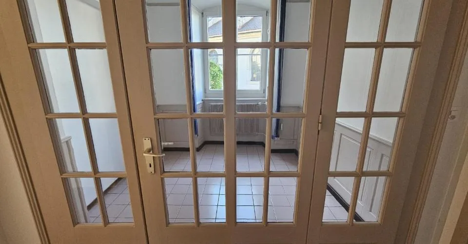 À louer à Delémont dans le centre historique 1 bureau de 4 pièces