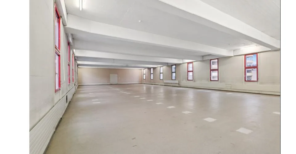 Grandes surfaces de bureaux dans un immeuble calme et bien situé