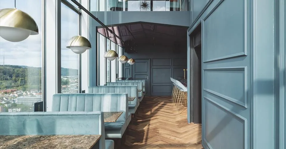 Salle à manger du 22e au 24e étage - Tout en haut de la Tour Rouge