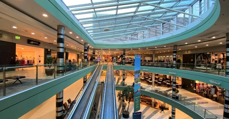Espaces commerciaux modulables (45–450 m²) au Pilatusmarkt Kriens