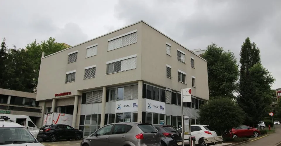 SURFACE COMMERCIALE OU ADMINISTRATIVE AVEC VITRINES D'ENV. 131 M² AU REZ