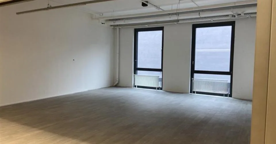 Cormanon Centre, Surface lumineuse de 58 m2 au rez-de-chaussée