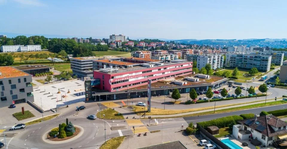 Cormanon Centre, Surface lumineuse de 58 m2 au rez-de-chaussée