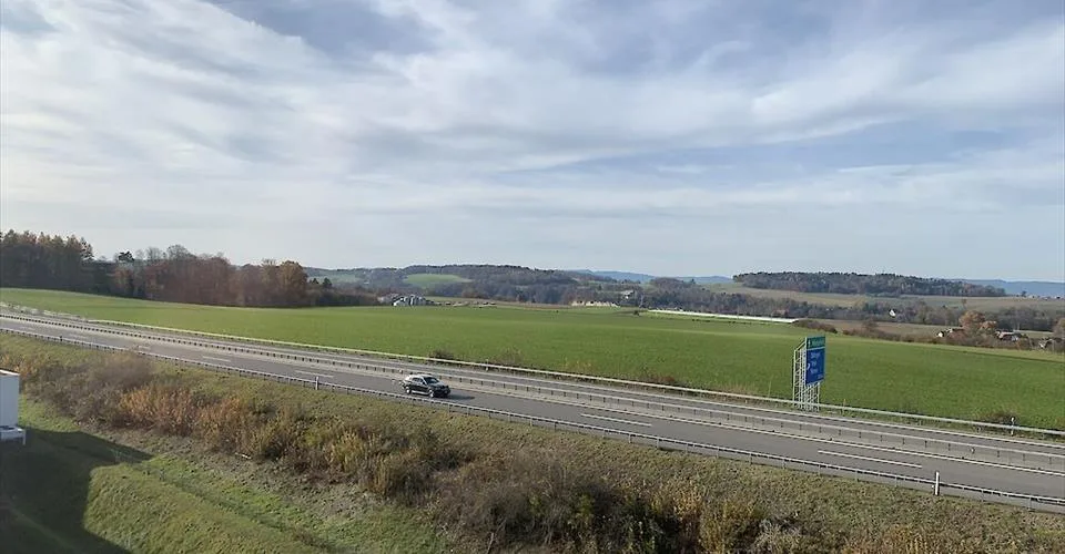 Restaurant spacieux et lumineux situé sur la Warpelstrasse à Düdingen