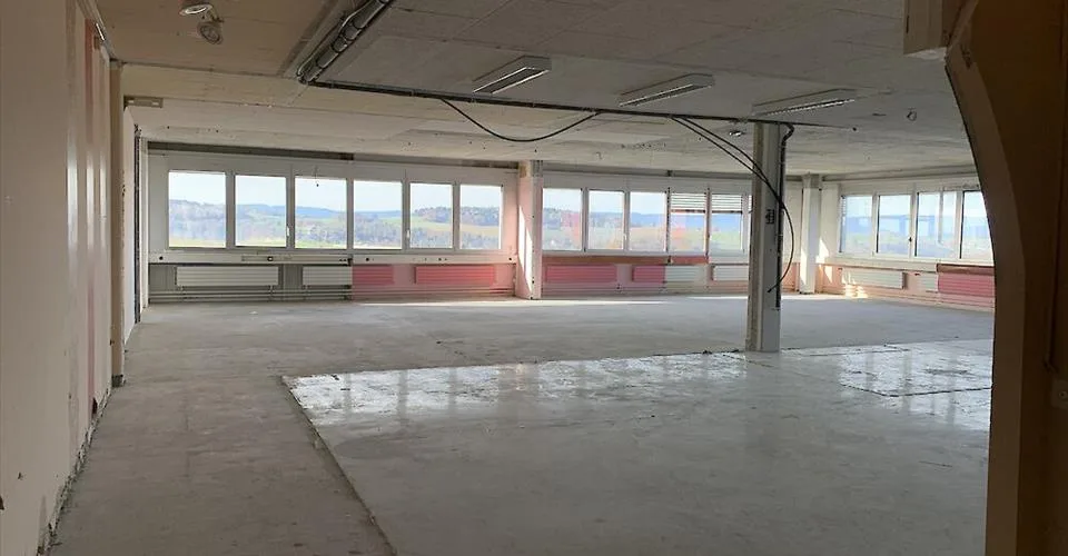 Restaurant spacieux et lumineux situé sur la Warpelstrasse à Düdingen