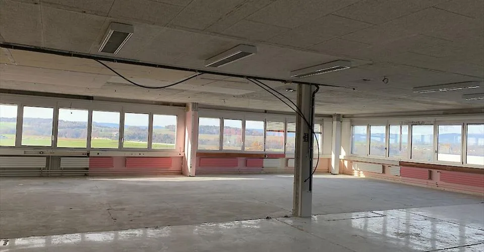 Restaurant spacieux et lumineux situé sur la Warpelstrasse à Düdingen