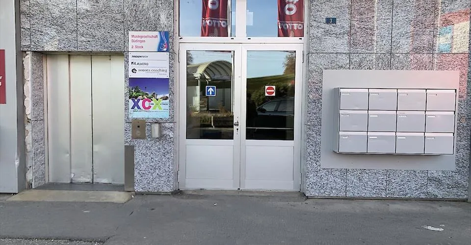 Restaurant spacieux et lumineux situé sur la Warpelstrasse à Düdingen