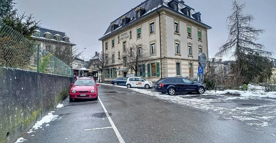BELLE SURFACE COMMERCIALE AU REZ-DE-CHAUSSÉE D'ENVIRON 90 À 150 M² AVEC VITRINES