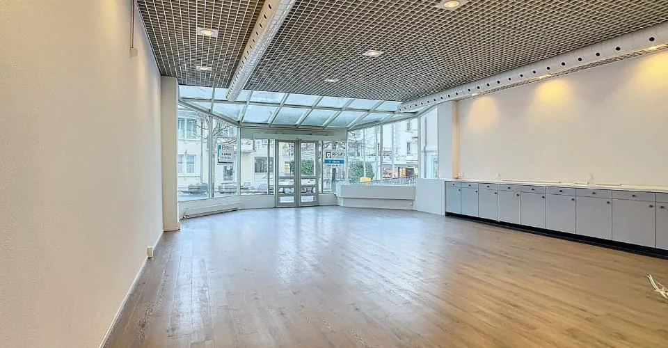 BELLE SURFACE COMMERCIALE AU REZ-DE-CHAUSSÉE D'ENVIRON 90 À 150 M² AVEC VITRINES