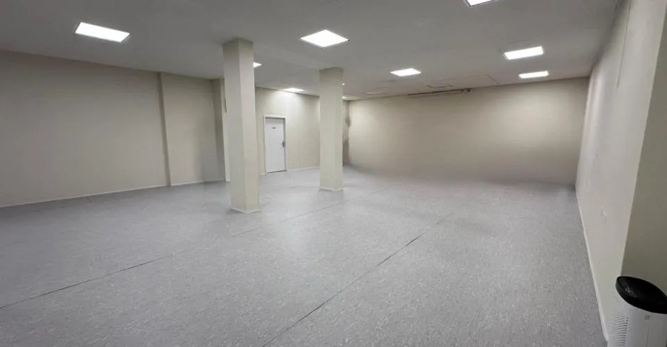 Espaces spacieux pour bureaux, studios et/ou commerces à Wasgenring