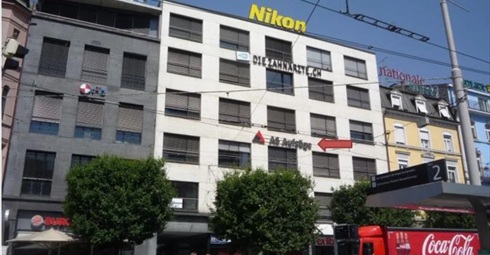 Enseigne au néon au milieu de la Centralbahnplatz