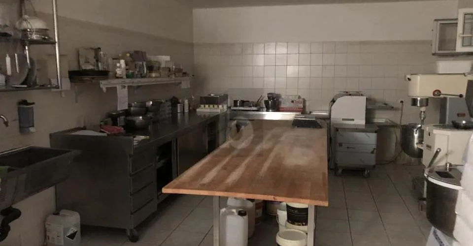 NEGOZIO IN POSIZIONE CENTRALE