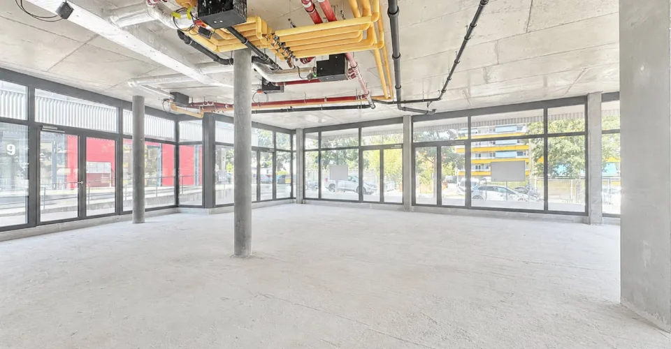 GLAND - ARCADE COMMERCIALE NEUVE - IDÉALEMENT SITUÉE