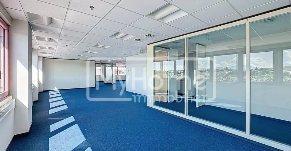 Grande surface commerciale de 1'485 m2 sur 2 niveaux à Lonay