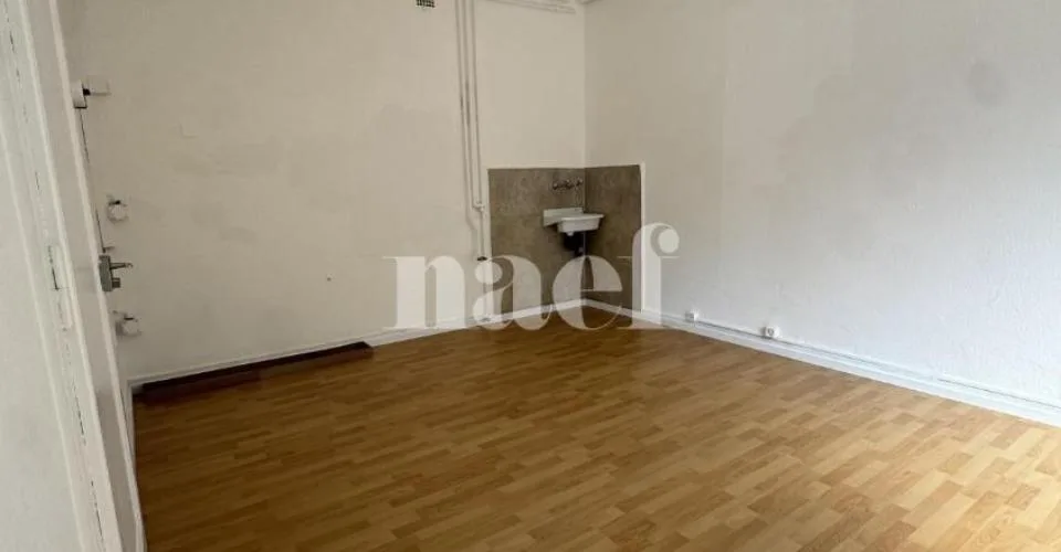 Arcade commerciale de 19 m² à louer – Rue de la Borde