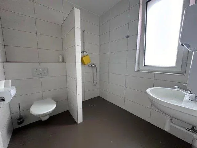 Dépôt au rez-de-chaussée avec entrée pour véhicule de 180 m2
