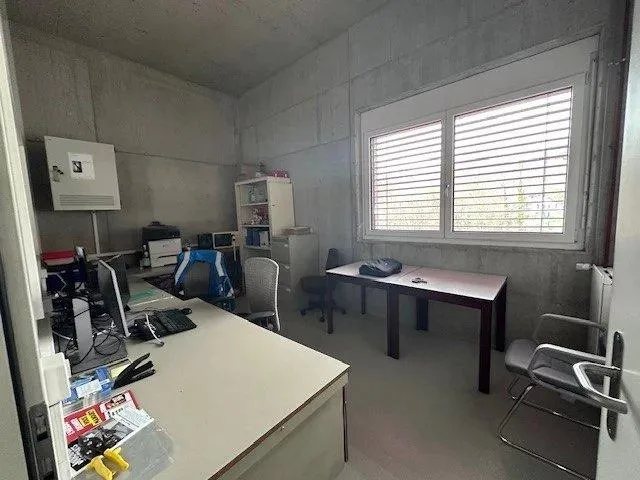 Dépôt au rez-de-chaussée avec entrée pour véhicule de 180 m2