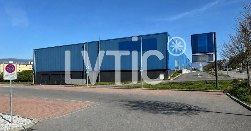 Locaux, showrooms, dépôts de 1000 m2 à louer à Yverdon