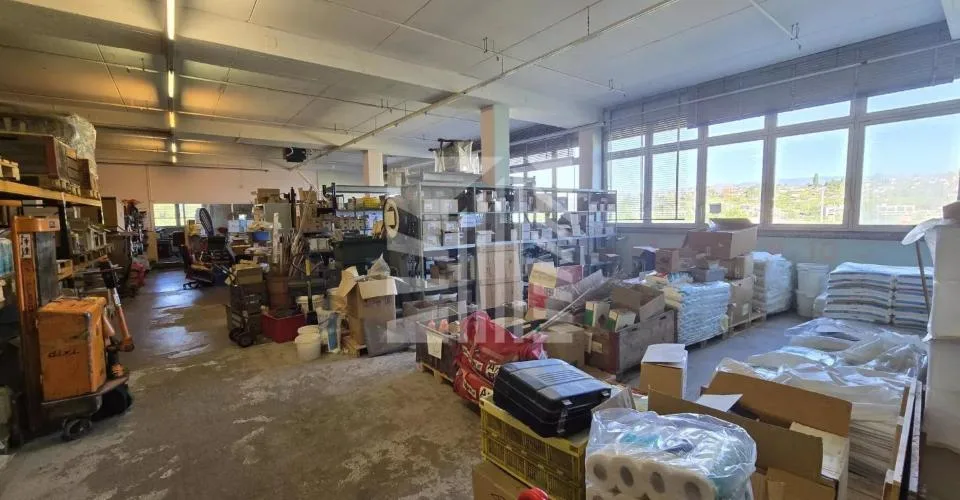Vaste local commercial à Ecublens