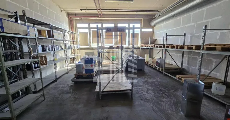Vaste local commercial à Ecublens