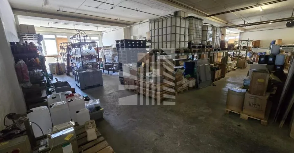Vaste local commercial à Ecublens