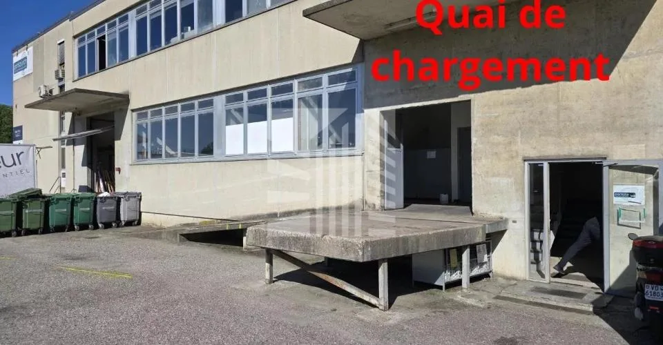 Vaste local commercial à Ecublens