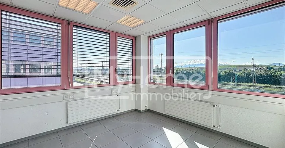 Grand local de 516 m2 avec plus de 9 pièces à Lonay